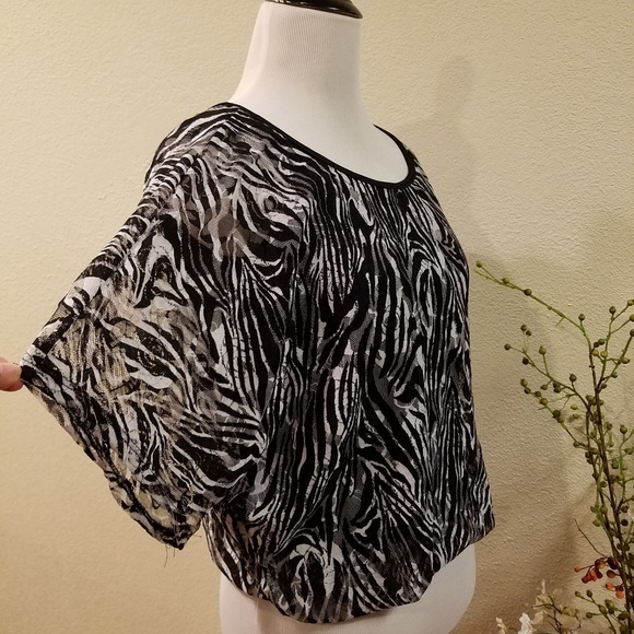 🛍Zebra Print Crop Top Size Medium - Picture 3 of 7